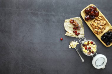 Sağlıklı kahvaltı. Süt lügatli tahıllardan Müsli.