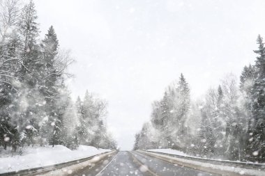 Kırsal alanların ve yolların kış manzarası