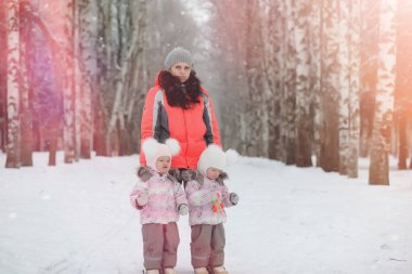 Çocuklar, kışın Parkta yürümek. Bir aile ile kış orman