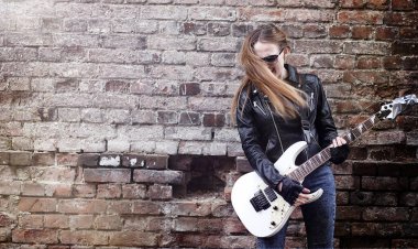 Güzel genç kız rocker elektro gitar ile. Bir rock musicia