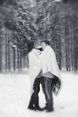 Sevgi dolu bir çift bir kış yürüyüş. Erkek ve kadın bir tarihte