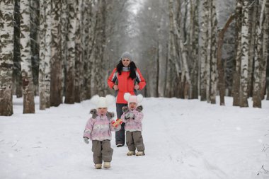 Çocuklar, kışın Parkta yürümek. Bir aile ile kış orman