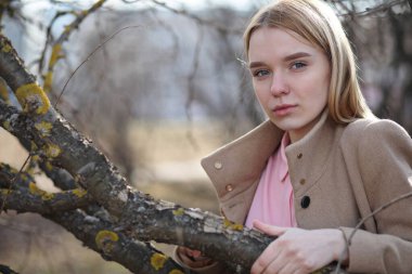 Sevimli sarışın bir Şehir Parkı içinde