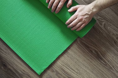 Yerde yoga pratiği yapmak için. Sağlıklı yaşam tarzı.