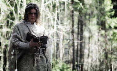 Peri sihirbaz. Bir büyücü bir cam Küre, büyülü bir büyü ile 