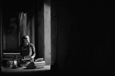 Kitap okuma eski evinde Retro kız