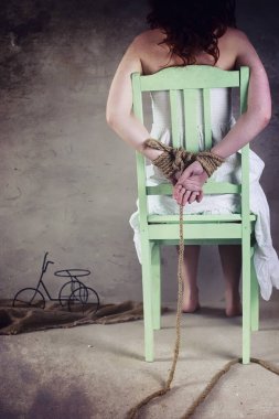 Genç kız yere bağlı. Kaçırılan kız. Kurban o