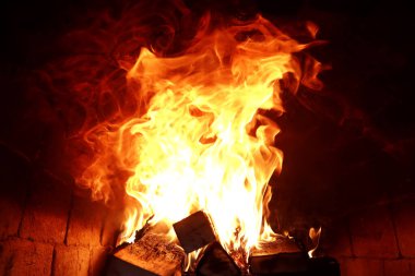 Ateş yanan alev uzun dilleri