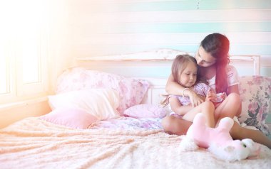 Bir kitap genç kız kızı olan o oturan genç kız okur