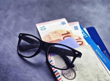 Uçak bileti ve uçuş için pasaport. Seyahat konsepti. Bilet