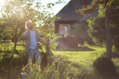 Adam çiftçi sebze Bahçe sulama