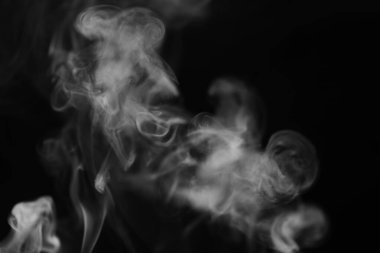 Beyaz Siyah bir arka plan üzerinde duman. Doku duman. Wh kulüpleri