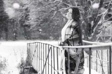 Bir kız bir kış bulutlu günde