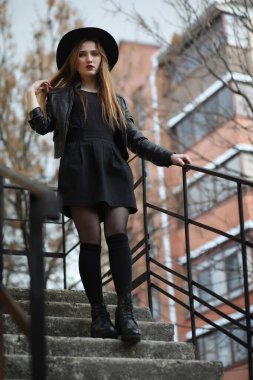 Şehrin içinde bir deri yelek sokak aşağı bir kız yürüyor bir 