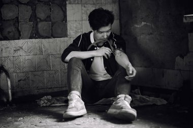 Genç bir adam uyuşturucu alır