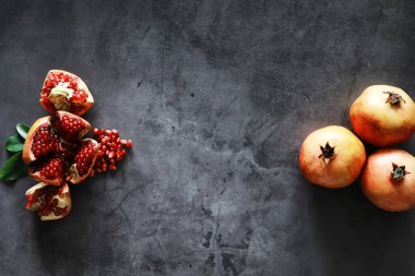 Masanın üzerinde olgun nar taneleri var. Nar suyu..