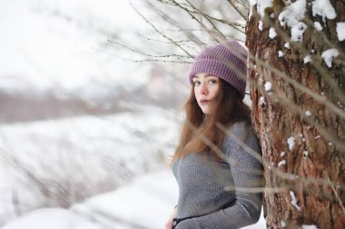 Genç bir kız bir kış parkta bir yürüyüş. Noel tatili t