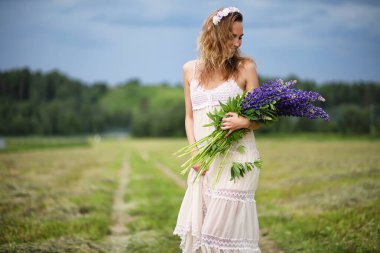 Kız mavi çiçek bir buket