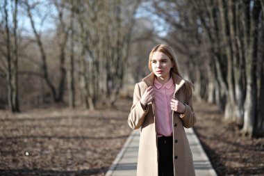 Sevimli sarışın bir Şehir Parkı içinde