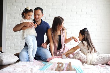 Kızları olan genç ve güzel bir aile.