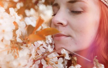 Bir parkta yürümek bir kız. Bahar Kızıl saçlı kız 