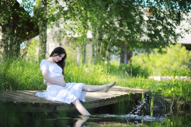 Doğada yürüyüş yaz için hamile kadın