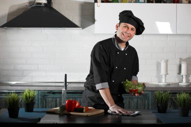 Adam yemek hazırlanıyor gıda sebze mutfak at