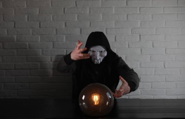 Bir fortune teller top olan bir adam