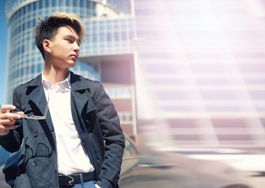 Adam sokakta araba ile