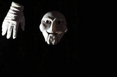 Siyah arka planda beyaz, korkunç bir maske..