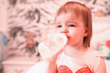 Mavi gözlü sarışın bir çocuğun portresi.