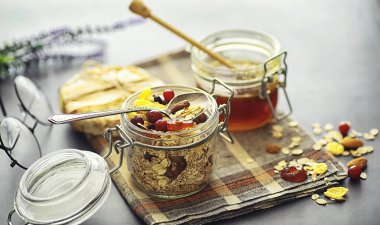 Sağlıklı kahvaltı. Süt lügatli tahıllardan Müsli.