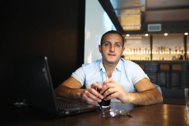 Dizüstü çalışan Ermeni yakışıklı adam