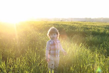 Çocuklar açık havada doğa üzerinde