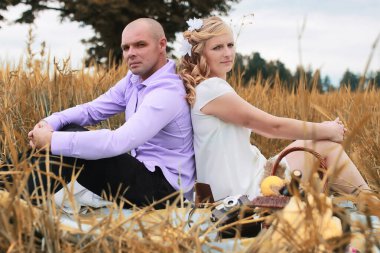 Yeni evli bir alanda sonbahar günü yürüyüş severler