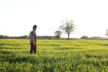 Biri rahat kıyafetler içinde açık alanlarda bir gezgin