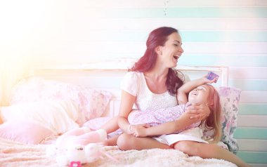 Bir kitap genç kız kızı olan o oturan genç kız okur