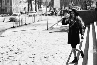 Bir genç kızın bir yolda siyah ve beyaz fotoğraf