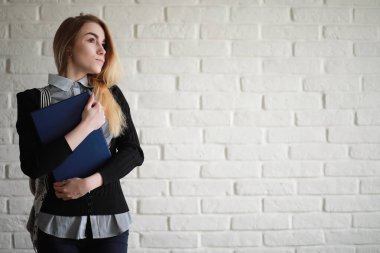 Genç güzel sarışın kız öğrenci