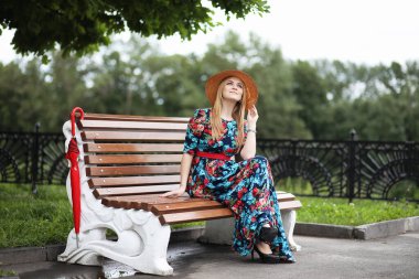 Bir şemsiye ile sokakta kız