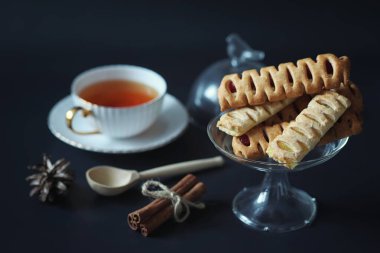 Kahvaltı için ayarlayın. Tatlı ve hamur işleri için çay bir bl Fındıklı