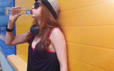 Genç kız güneş gözlüğü ve şapka. Bir genç bir şapka ve glasse