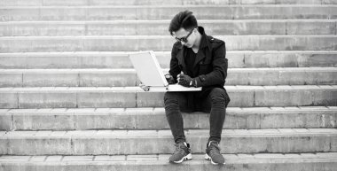 Metal bir bavulun içinde şehrin Asya adam. Asya ve gümüş ca