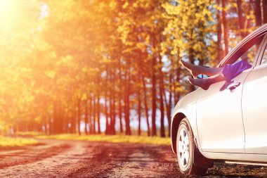 Doğa elbise genç güzel kız. Şapkalı bir kız yürüyor