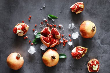 Masanın üzerinde olgun nar taneleri var. Nar suyu..