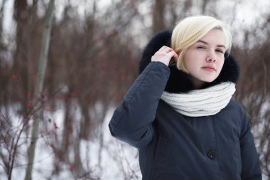 Bir kış Parkta yürümek genç güzel kız