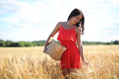 Yaz manzara ve doğa bir kız kırsal kesimde yürümek.