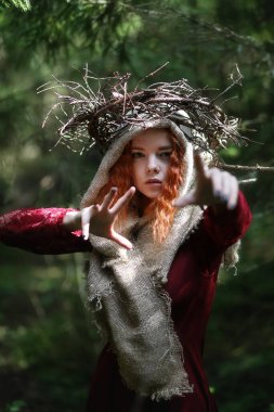 Falcı bir ayin düzenler.