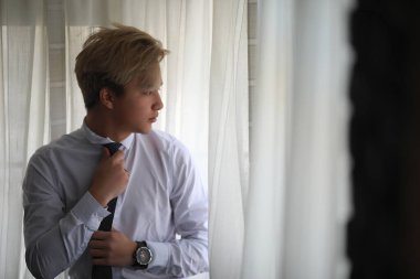 Genç Asyalı işadamı beyaz gömlek ve kravat