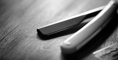 Masada tehlikeli bir jilet ve metal bir bıçak var. Erkek traşı. 